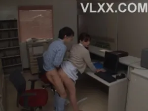 Cô gái xinh đẹp đau khổ vì tình dục. Cô gái xinh đẹp ngồi xổm trong tòa nhà công nghệ, nhưng cô ấy có một chữ B đen to với lông mu lộn xộn không phù hợp với khuôn mặt trong sáng của cô ấy.